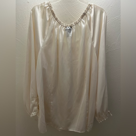 Lane Bryant Satin cream embroidered blouse in 26/28 - Picture 5 of 5